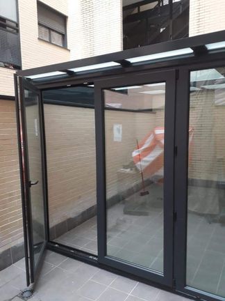 GERVENTANAS Cerramiento Oscilobatiente PVC y Techo de Aluminio